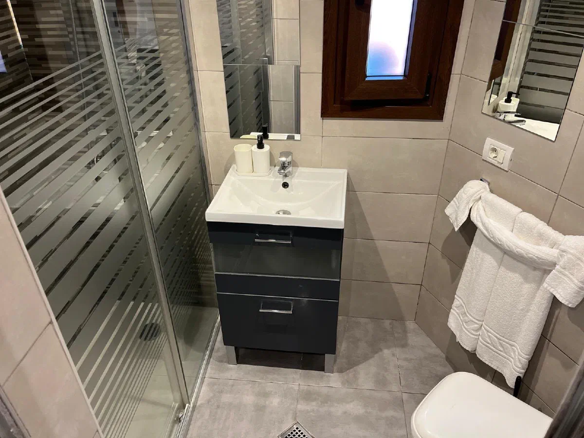 Encantadora: bathroom with shower, washbasin and a window