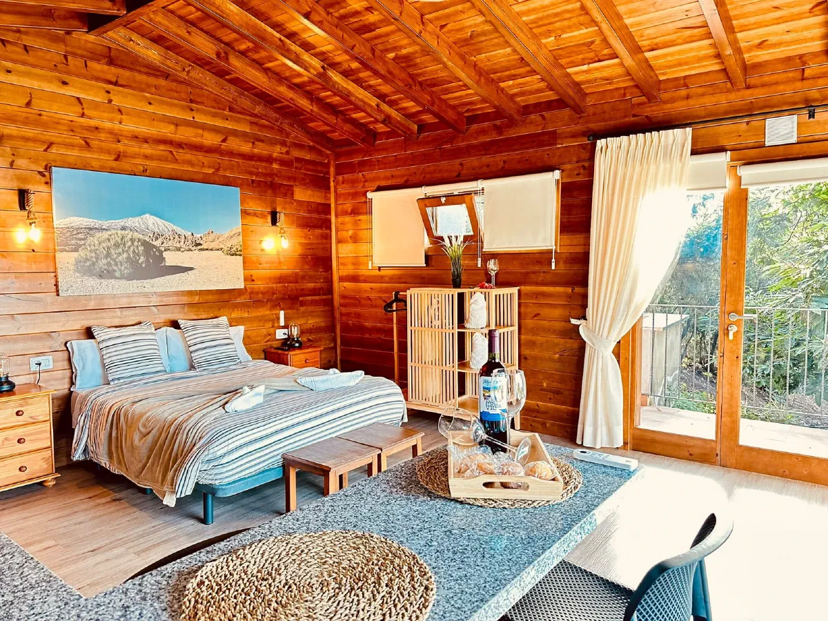 Fabulosa: bed and granite bar with a balcony door letting in daylight