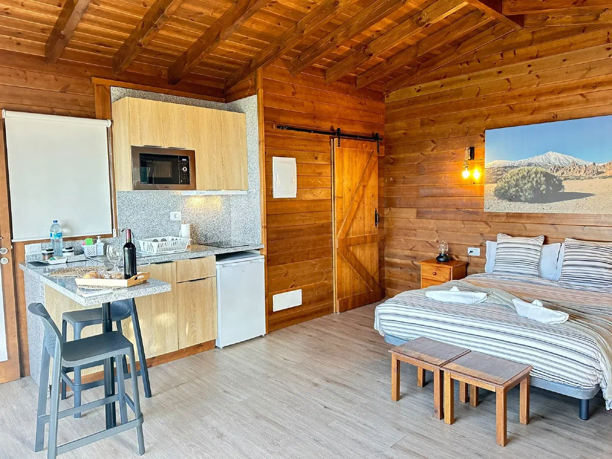 Fabulosa: kitchenette with microwave next to the bed in the cabin