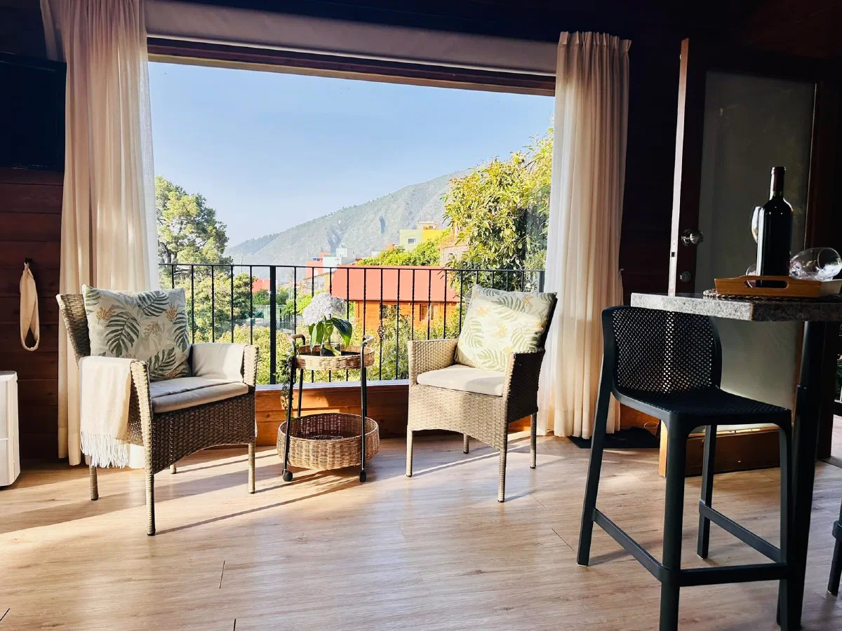 Fabulosa: large window with curtains and two armchairs looking out over the mountains